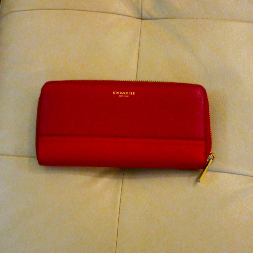 Coach according zip wallet
